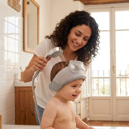 Visiera regolabile per neonati con protezione a 360° per occhi e orecchie da acqua e shampoo